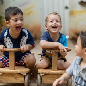 crianças se divertindo na escola