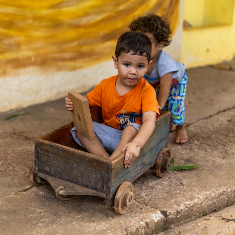 duas crianças brincando de carrinho