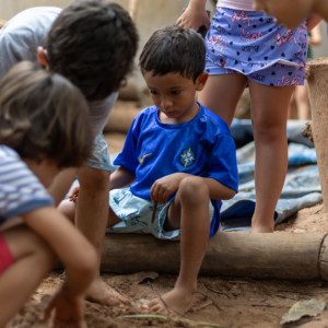 grupo de crianças com foco em uma criança concentrada em sua brincadeira